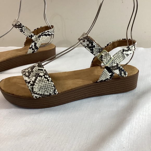 Qupid Black and White Snakeskin/Reptile Platform Sandals Size 7 - Picture 3 of 15